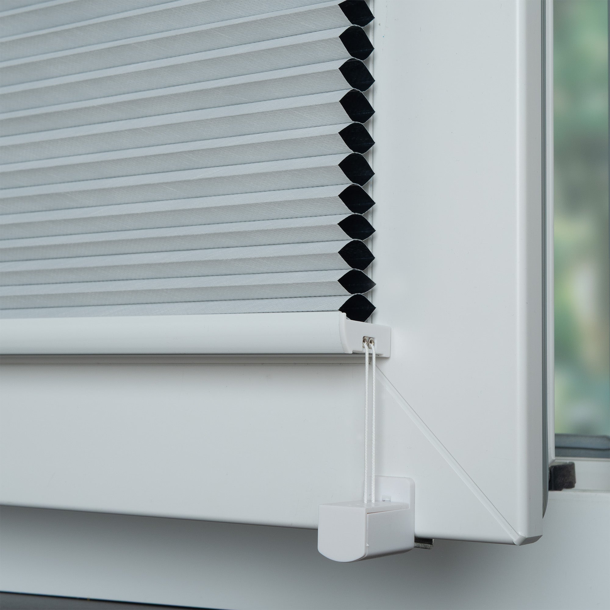 ourdeco® Klemmfix-Wabenplissee | verdunkelnd | Thermo-Beschichtung | ohne Bohren | Metallklemmträger | weiß, grau